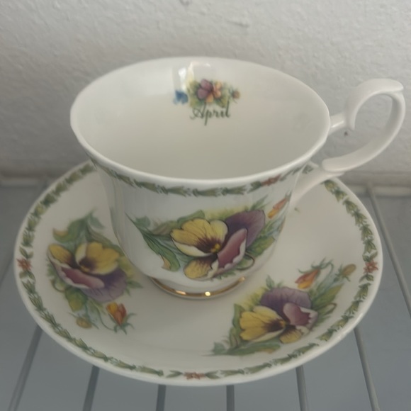 Four tea cups and saucers. - Picture 6 of 6